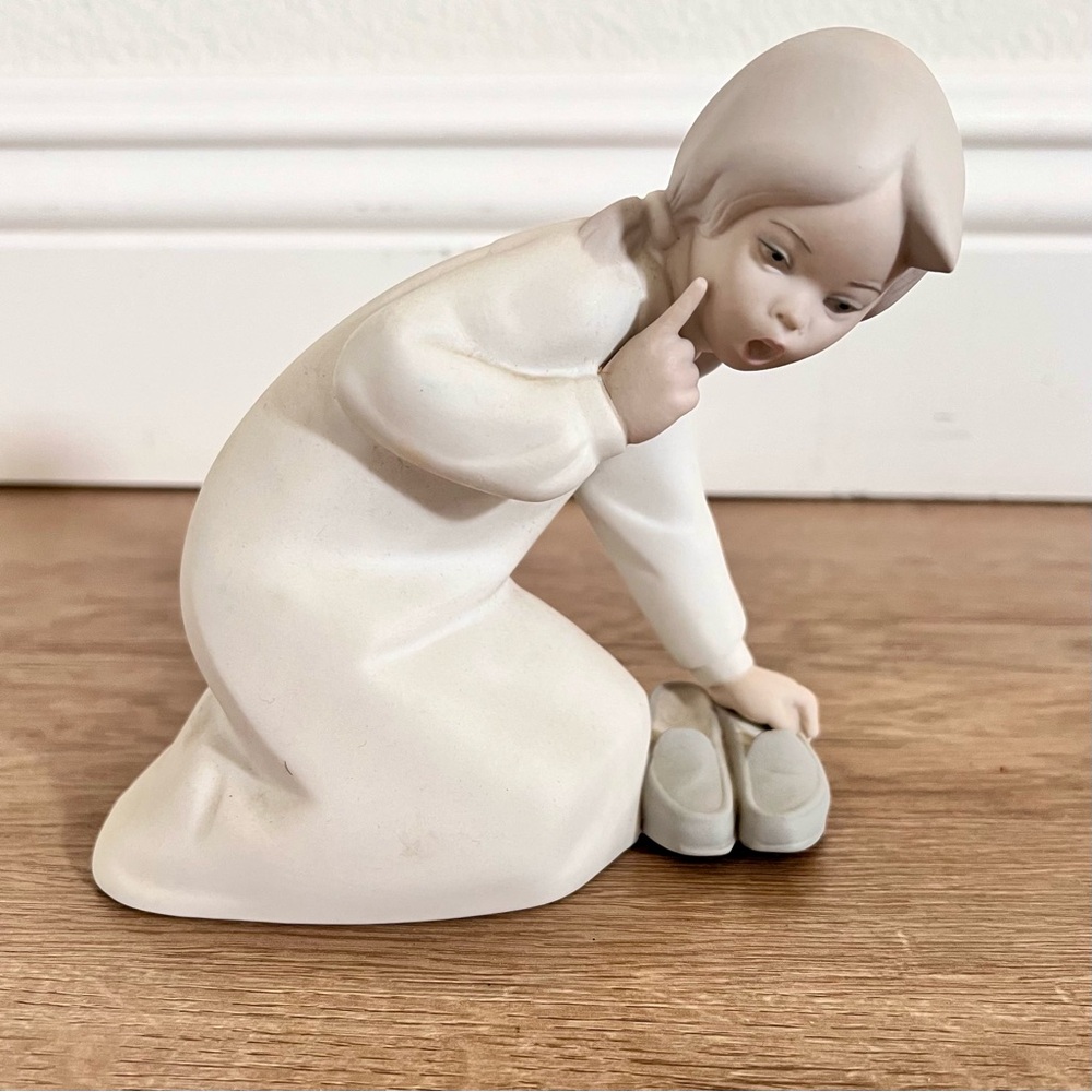 Vintage Lladro Figurine, Matte or Bisque‎ Finish, Girl with Slippers, #4523 Mint